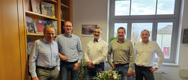 Zu sehen sind die alten Geschäftsführer Ralf Gläser und Uwe Harenberg sowie auch Björn Böhme, Sebastian Hoffmeister und Heiko Schubert bei dem Geschäftsführerwechsel im Büro alle sind förmlich gekleidet und haben ein lächeln im Gesicht.